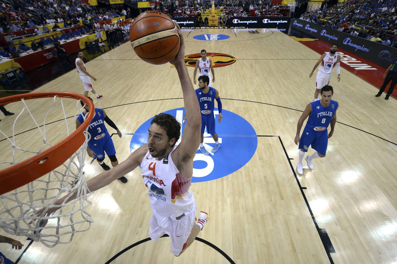 Pau Gasol, el mejor jugador de baloncesto español, se retira tras una carrera llena de éxitos en la que destacan dos títulos de la NBA y once medallas con la selección, entre ellas, dos platas olímpicas. Entre otros galardones y reconocimientos que también ostenta, destaca el Premio Princesa de Asturias de los Deportes que le fue concedido en el año 2015 junto a su hermano, el también jugador de baloncesto Marc Gasol.