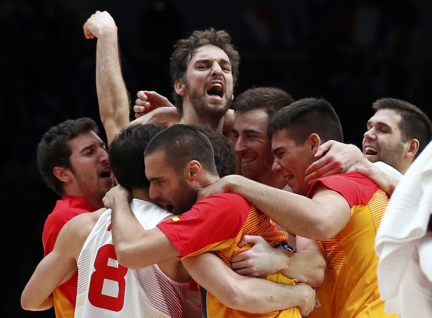 Pau Gasol, el mejor jugador de baloncesto español, se retira tras una carrera llena de éxitos en la que destacan dos títulos de la NBA y once medallas con la selección, entre ellas, dos platas olímpicas. Entre otros galardones y reconocimientos que también ostenta, destaca el Premio Princesa de Asturias de los Deportes que le fue concedido en el año 2015 junto a su hermano, el también jugador de baloncesto Marc Gasol.