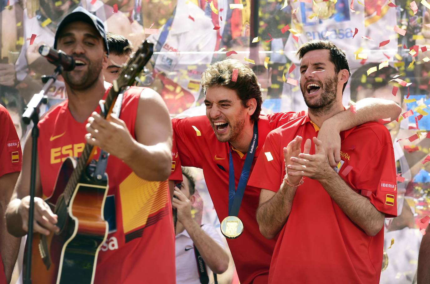 Pau Gasol, el mejor jugador de baloncesto español, se retira tras una carrera llena de éxitos en la que destacan dos títulos de la NBA y once medallas con la selección, entre ellas, dos platas olímpicas. Entre otros galardones y reconocimientos que también ostenta, destaca el Premio Princesa de Asturias de los Deportes que le fue concedido en el año 2015 junto a su hermano, el también jugador de baloncesto Marc Gasol.