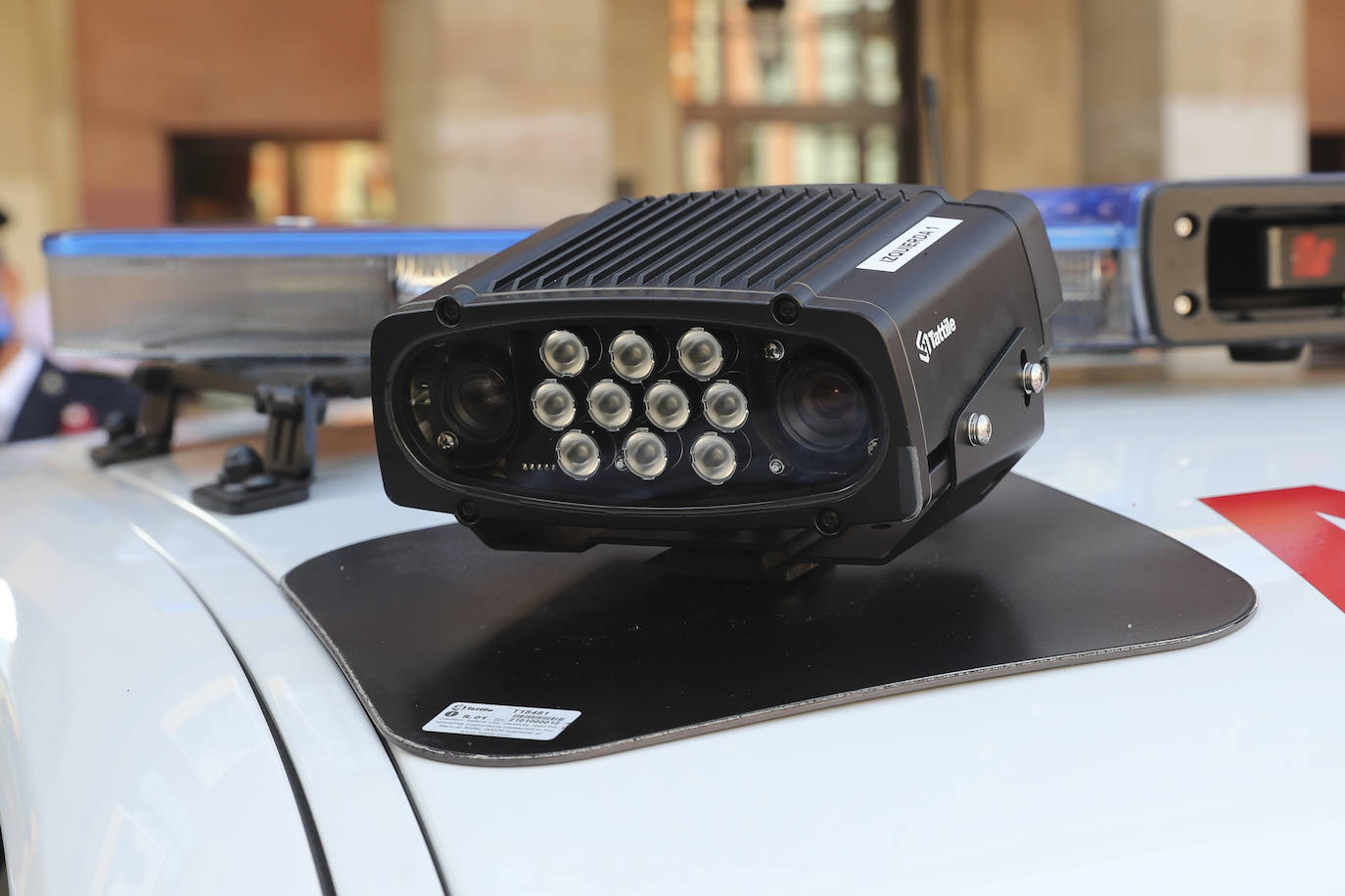 La Plaza Mayor de Gijón ha acogido este miércoles la presentación de los nuevos vehículos de la Policía Local. La nueva flota está equipada con cámaras capaces de detectar coches robados o sin ITV vigente. 