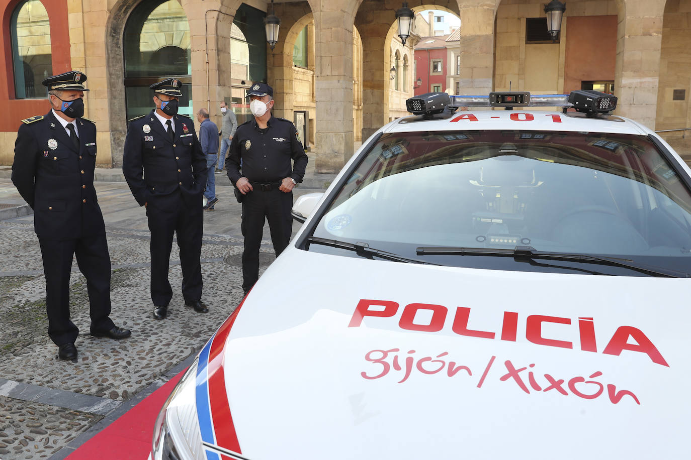 La Plaza Mayor de Gijón ha acogido este miércoles la presentación de los nuevos vehículos de la Policía Local. La nueva flota está equipada con cámaras capaces de detectar coches robados o sin ITV vigente. 