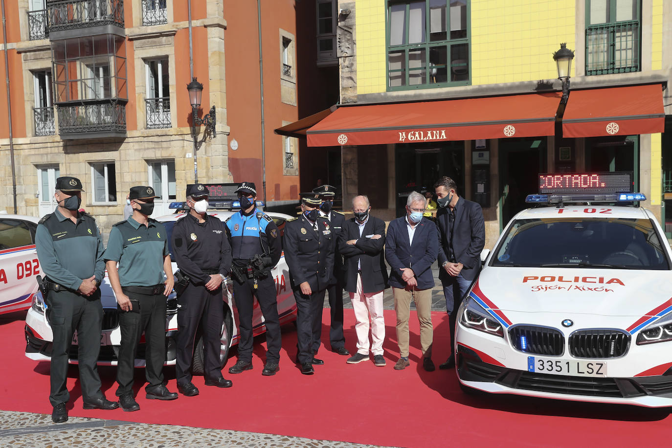 La Plaza Mayor de Gijón ha acogido este miércoles la presentación de los nuevos vehículos de la Policía Local. La nueva flota está equipada con cámaras capaces de detectar coches robados o sin ITV vigente. 