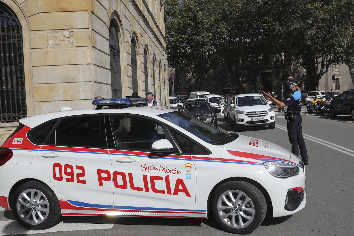 La Plaza Mayor de Gijón ha acogido este miércoles la presentación de los nuevos vehículos de la Policía Local. La nueva flota está equipada con cámaras capaces de detectar coches robados o sin ITV vigente. 