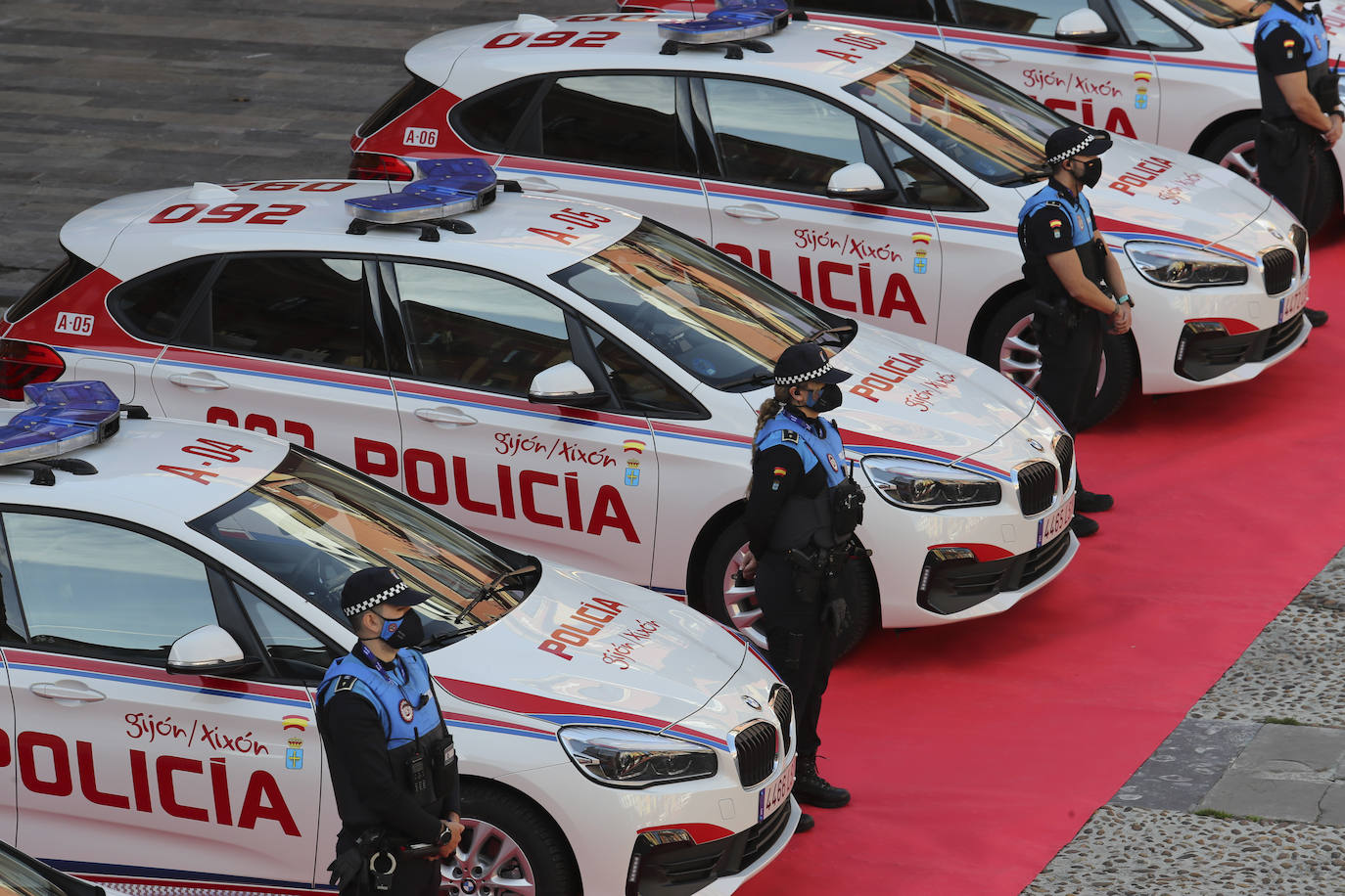 La Plaza Mayor de Gijón ha acogido este miércoles la presentación de los nuevos vehículos de la Policía Local. La nueva flota está equipada con cámaras capaces de detectar coches robados o sin ITV vigente. 