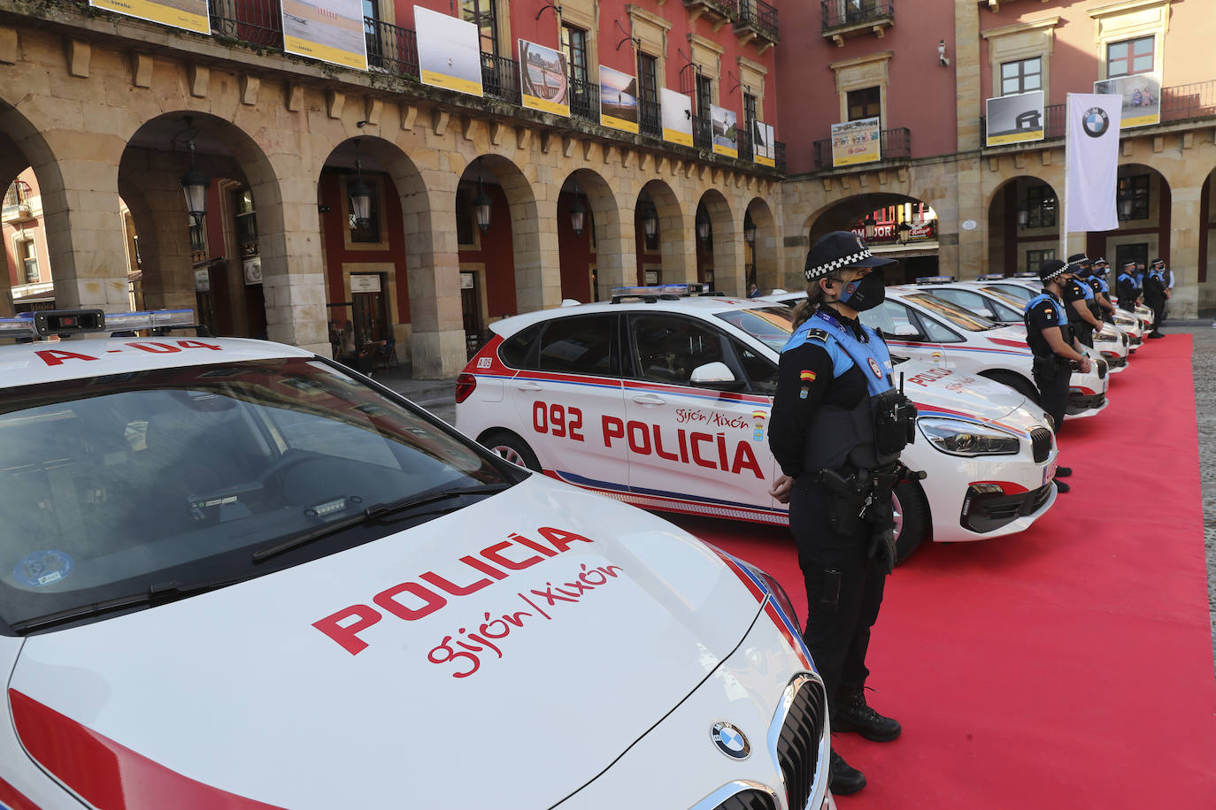 La Plaza Mayor de Gijón ha acogido este miércoles la presentación de los nuevos vehículos de la Policía Local. La nueva flota está equipada con cámaras capaces de detectar coches robados o sin ITV vigente. 