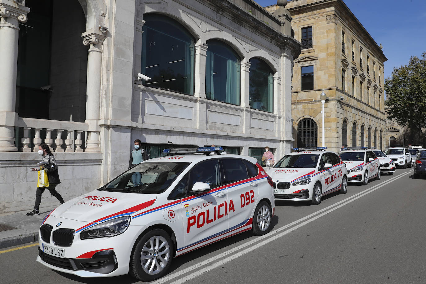 La Plaza Mayor de Gijón ha acogido este miércoles la presentación de los nuevos vehículos de la Policía Local. La nueva flota está equipada con cámaras capaces de detectar coches robados o sin ITV vigente. 