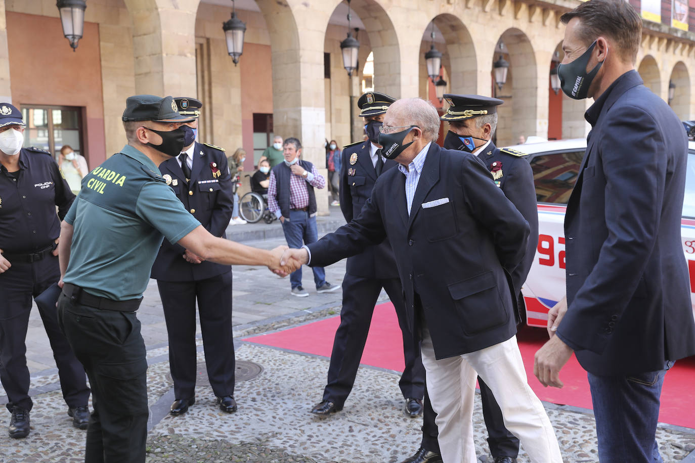 La Plaza Mayor de Gijón ha acogido este miércoles la presentación de los nuevos vehículos de la Policía Local. La nueva flota está equipada con cámaras capaces de detectar coches robados o sin ITV vigente. 