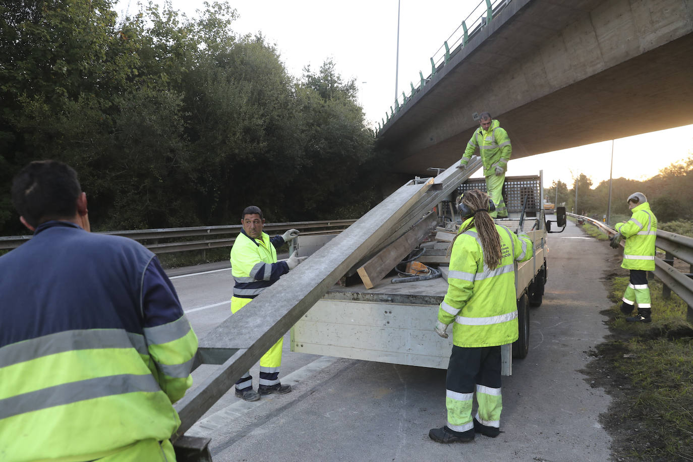 El Ministerio de Transportes cortará hoy al tráfico en un carril de la 'Y' del nudo de Serín