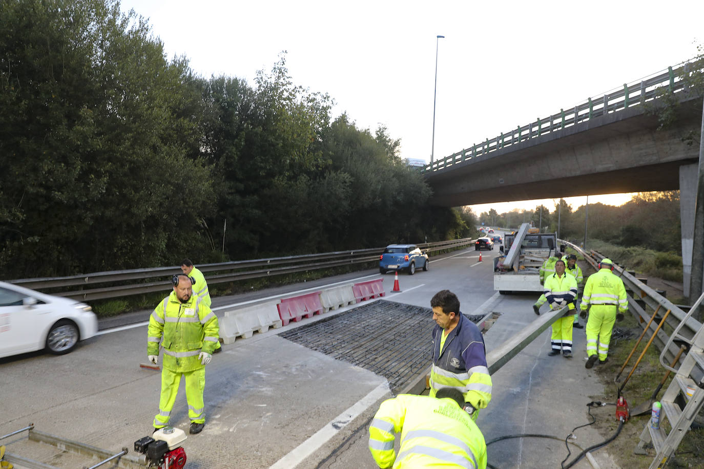 El Ministerio de Transportes cortará hoy al tráfico en un carril de la 'Y' del nudo de Serín