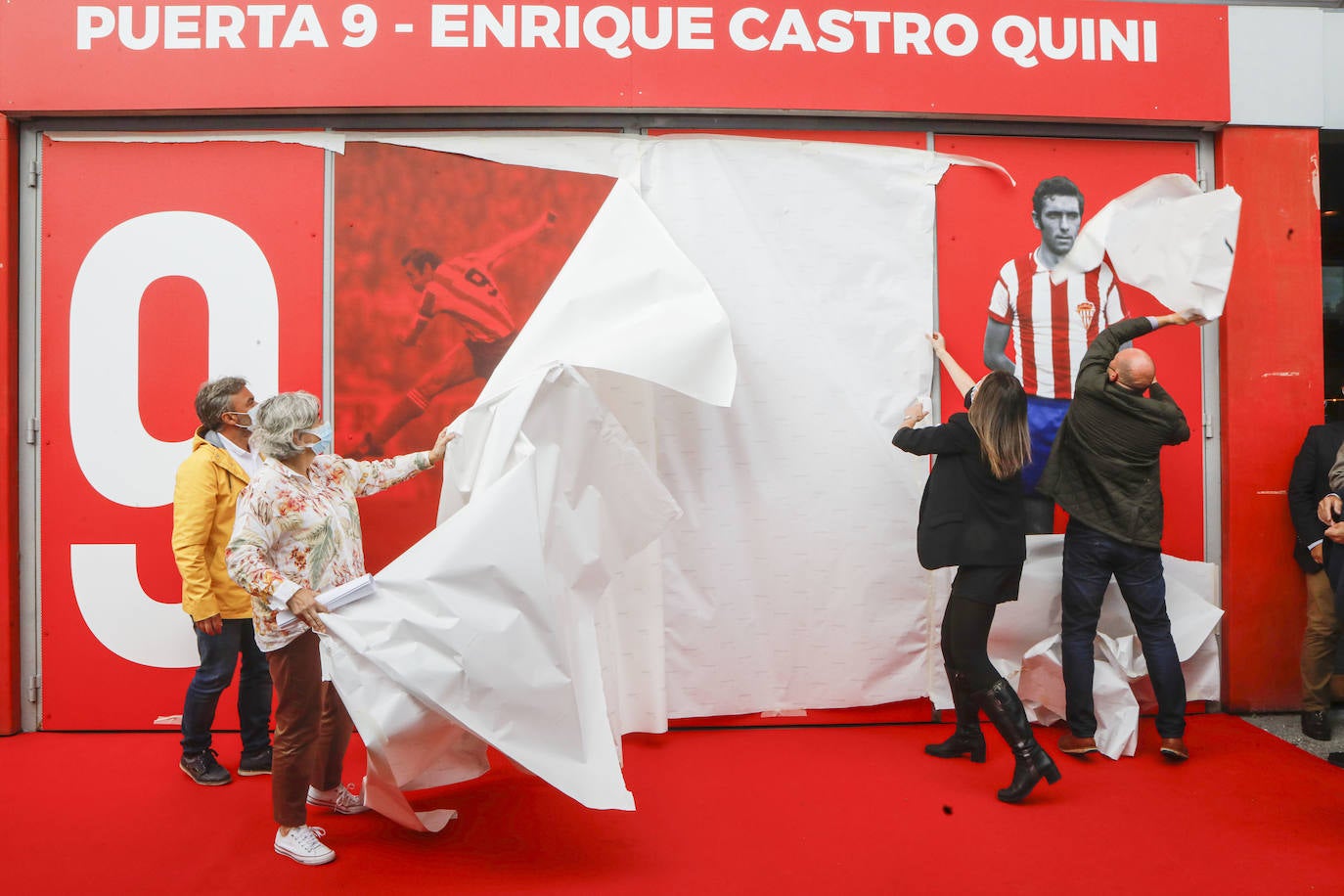 Gijón y el Sporting han homenajeado a uno de sus emblemas, Enrique Castro 'Quini'. La alcaldesa de la ciudad, Ana González, acompañada de familiares del jugador fallecido y representantes del club, rindieron homenaje a Quini con la inauguración de una 'nueva' puerta 9 de El Molinón, que lucirá con el nombre del 'Brujo'