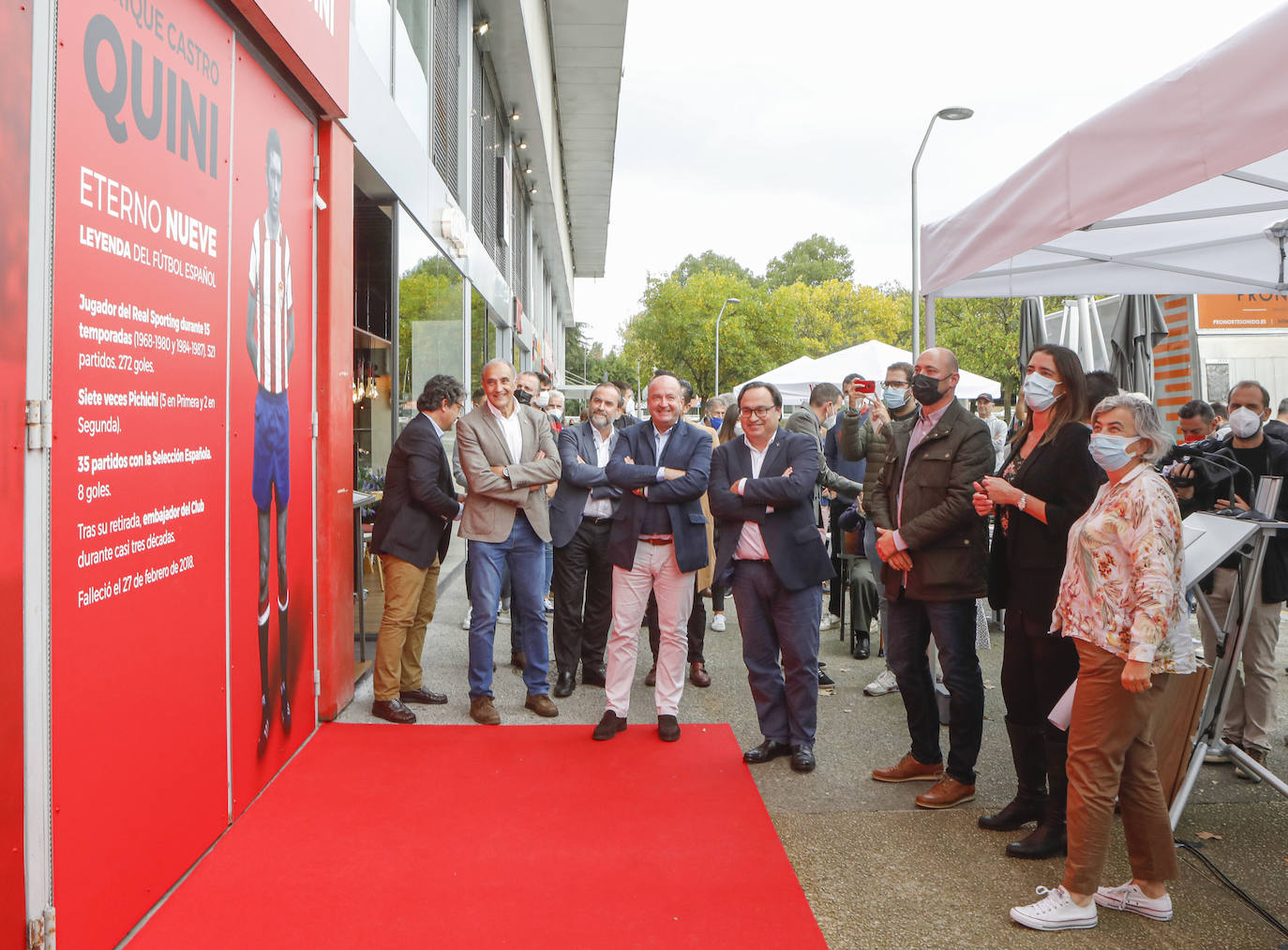 Gijón y el Sporting han homenajeado a uno de sus emblemas, Enrique Castro 'Quini'. La alcaldesa de la ciudad, Ana González, acompañada de familiares del jugador fallecido y representantes del club, rindieron homenaje a Quini con la inauguración de una 'nueva' puerta 9 de El Molinón, que lucirá con el nombre del 'Brujo'