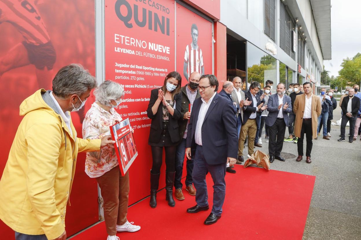 Al alcaldesa, Ana González, y el presidente del Sporting, Javier Fernández, en el acto de ayer ante la puerta 9. 