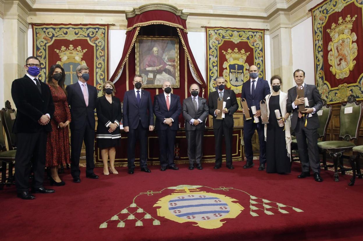 De derecha a izquierda, José Velasco, Ana Teresa Ortega, José Javier Hombrados y Asis Martín de Cabiedes junto a Ignacio Villaverde, Carlos Fernández Collado, Marcelino Marcos Líndez y los miembros del jurado. 