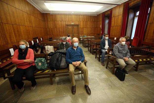 En la primera fila, Mónica Menéndez, Justo Rodríguez Braga y Manuel Díaz Cancio. En la segunda, Silvia Sariego, Alberto González, Abel Suárez (en representación de UGT Asturias) y María Jesús Ocaña, en la sesión inicial del juicio por presunto fraude de subvenciones públicas. 