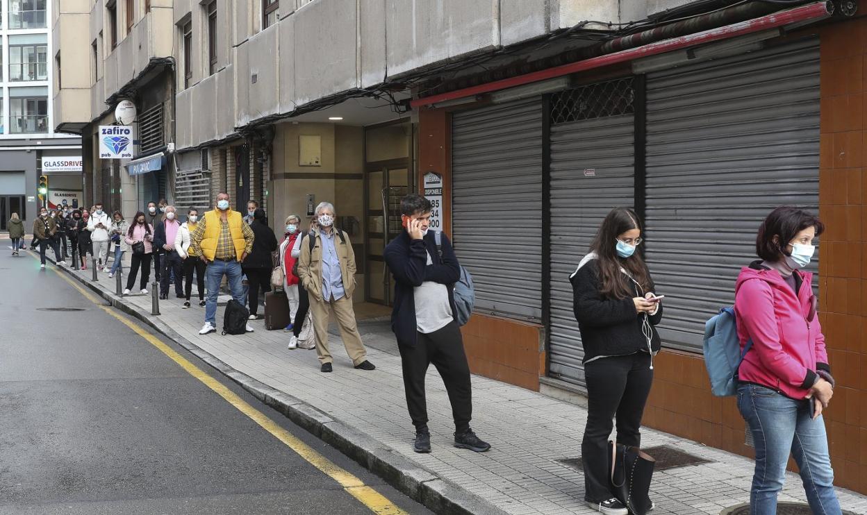 Por momentos hubo largas colas en las estaciones de ALSA. 