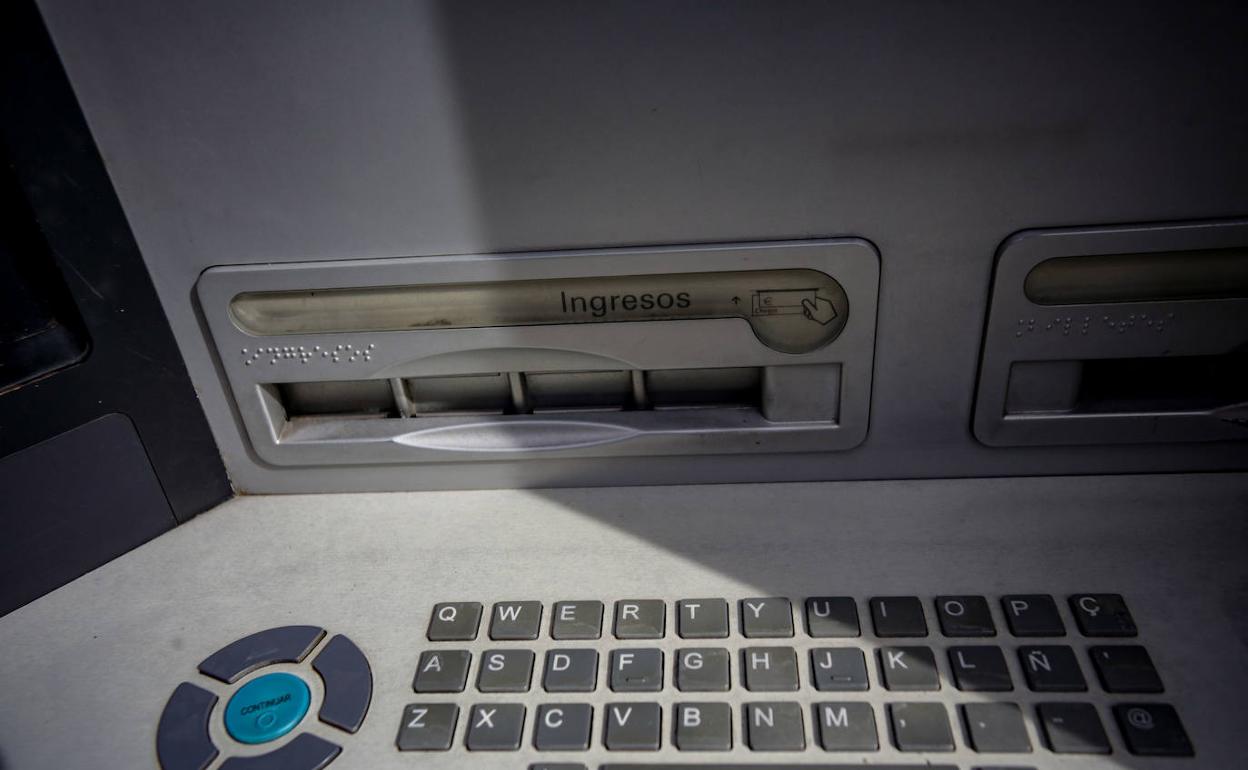 La nueva comisión bancaria por retirar dinero de la ventanilla