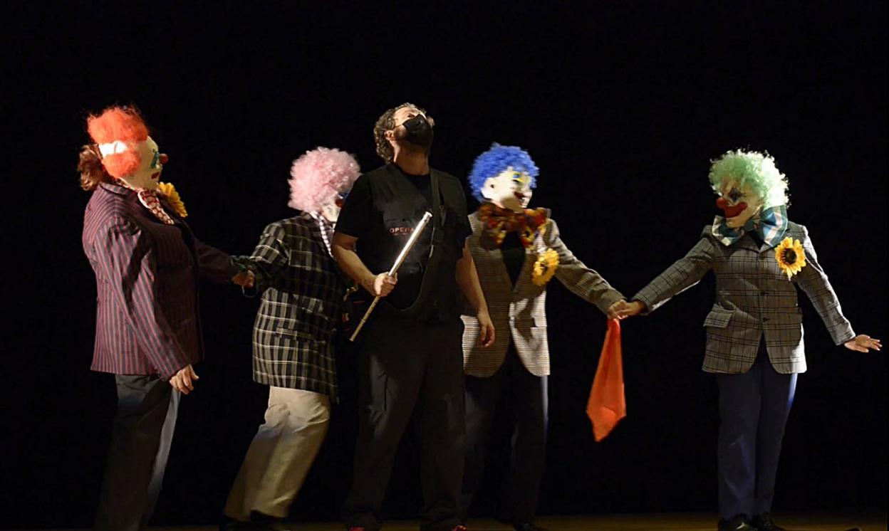 Airam Hernández interpreta flauta en mano a Tamino, uno de los protagonistas de la producción que llega mañana al Campoamor. 