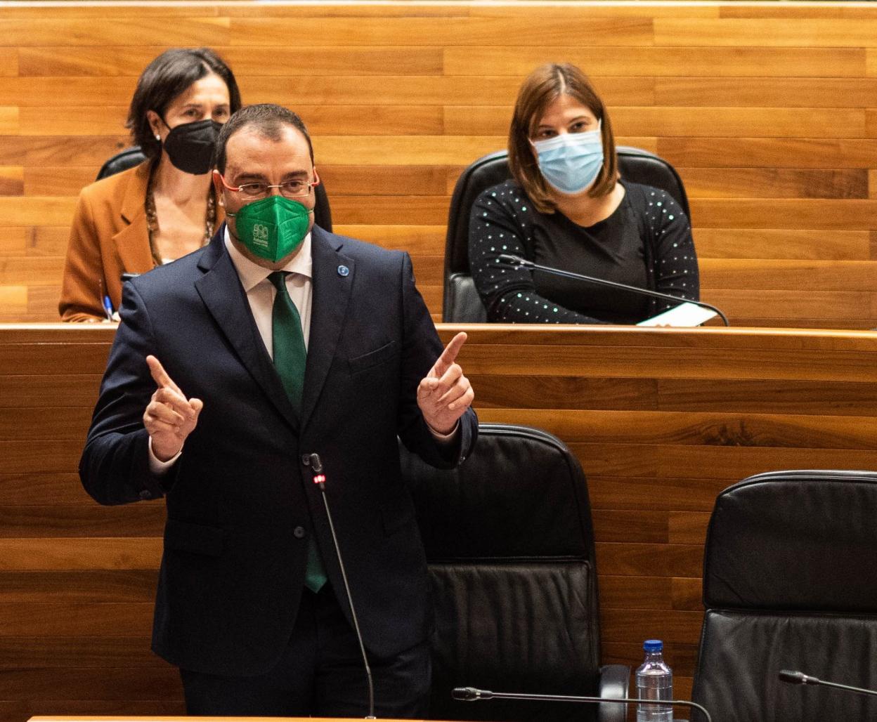 Adrián Barbón se dirige a la bancada popular durante un momento del debate de ayer. 