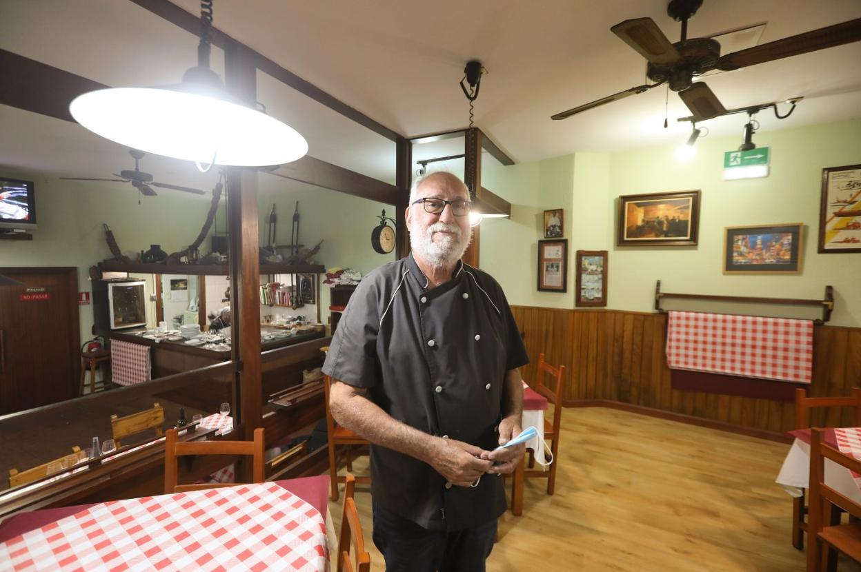 Toño, en su restaurante de Avilés, al paso del Camino de Santiago. 
