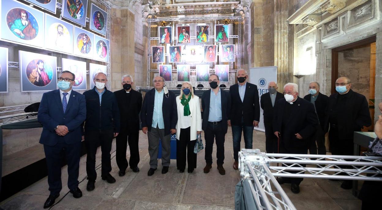 Alfredo Quintana, Pablo León, Benito Gallego, Miguel Ángel Lombardía, Margarita Alonso, Gabino Busto y Ramón Rodríguez, con los canónigos de la Catedral en Los Vigiles. 