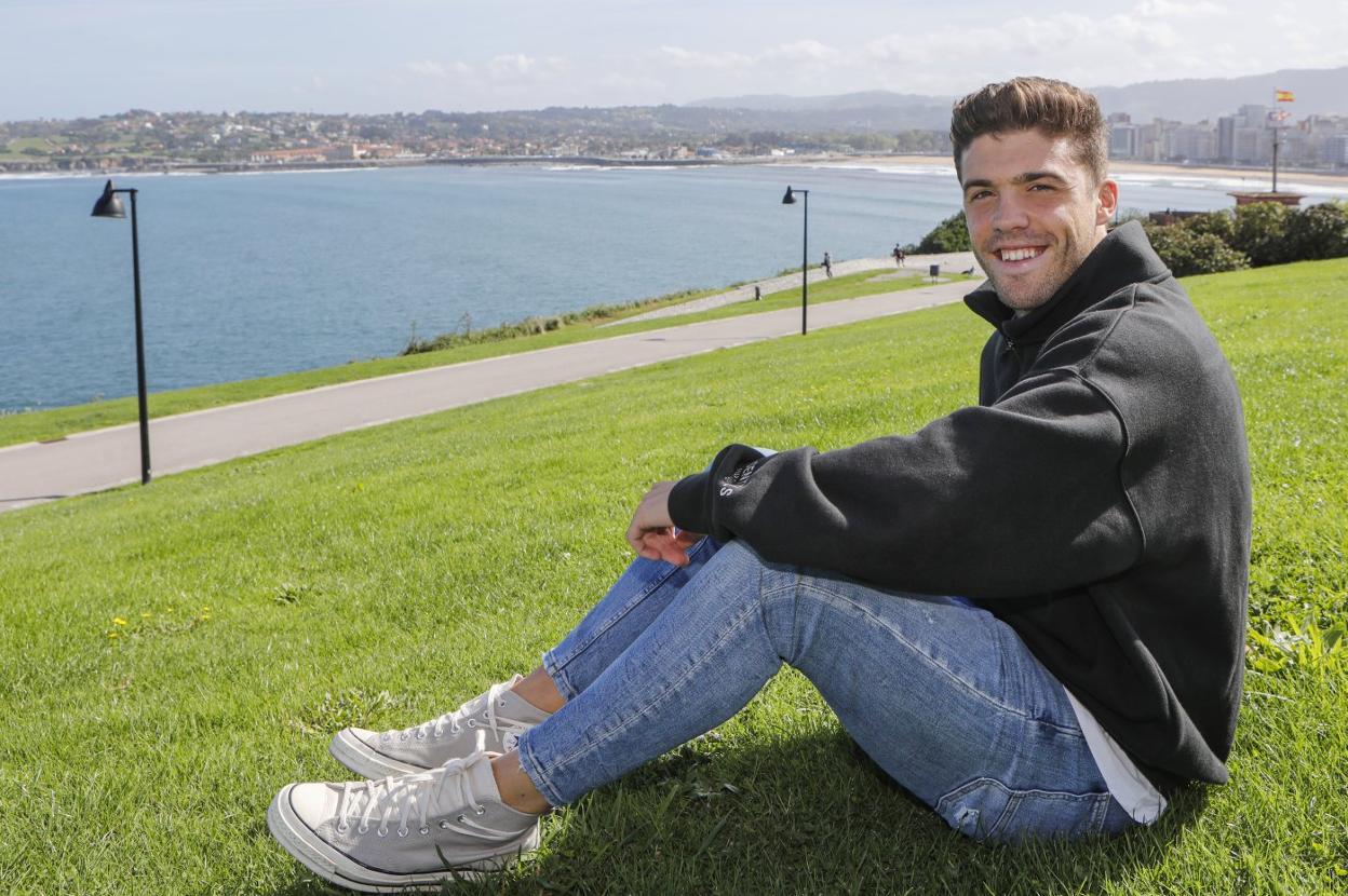 Nacho Méndez, sentado en el Cerro de Santa Catalina, con la bahía gijonesa al fondo.