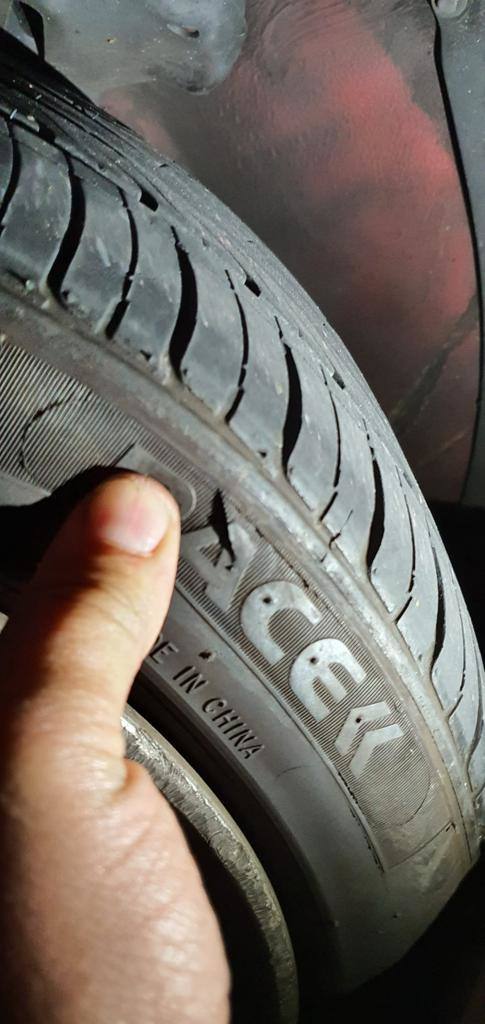 Detalle de la rueda del coche de la conductora de Alsa que se negó a sumarse a la huelga.