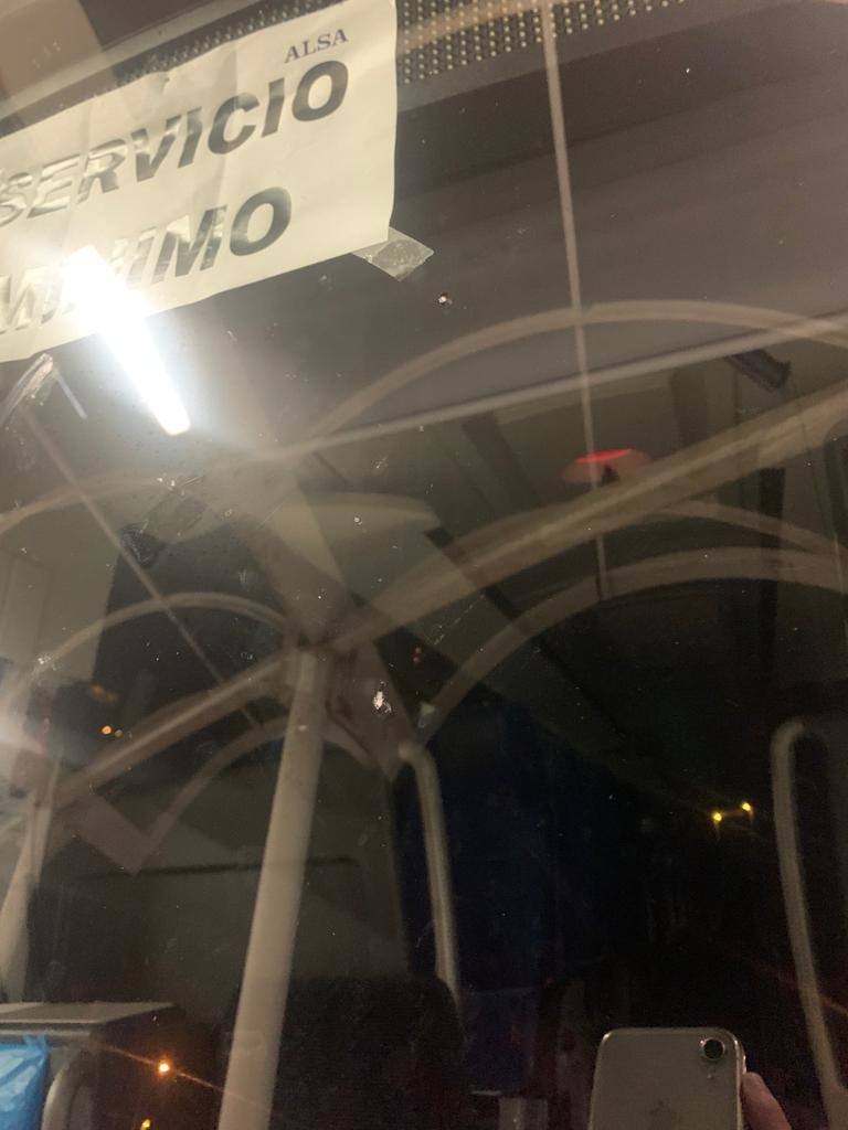 Luna del autobús que realiza la línea Gijón-Villaviciosa.