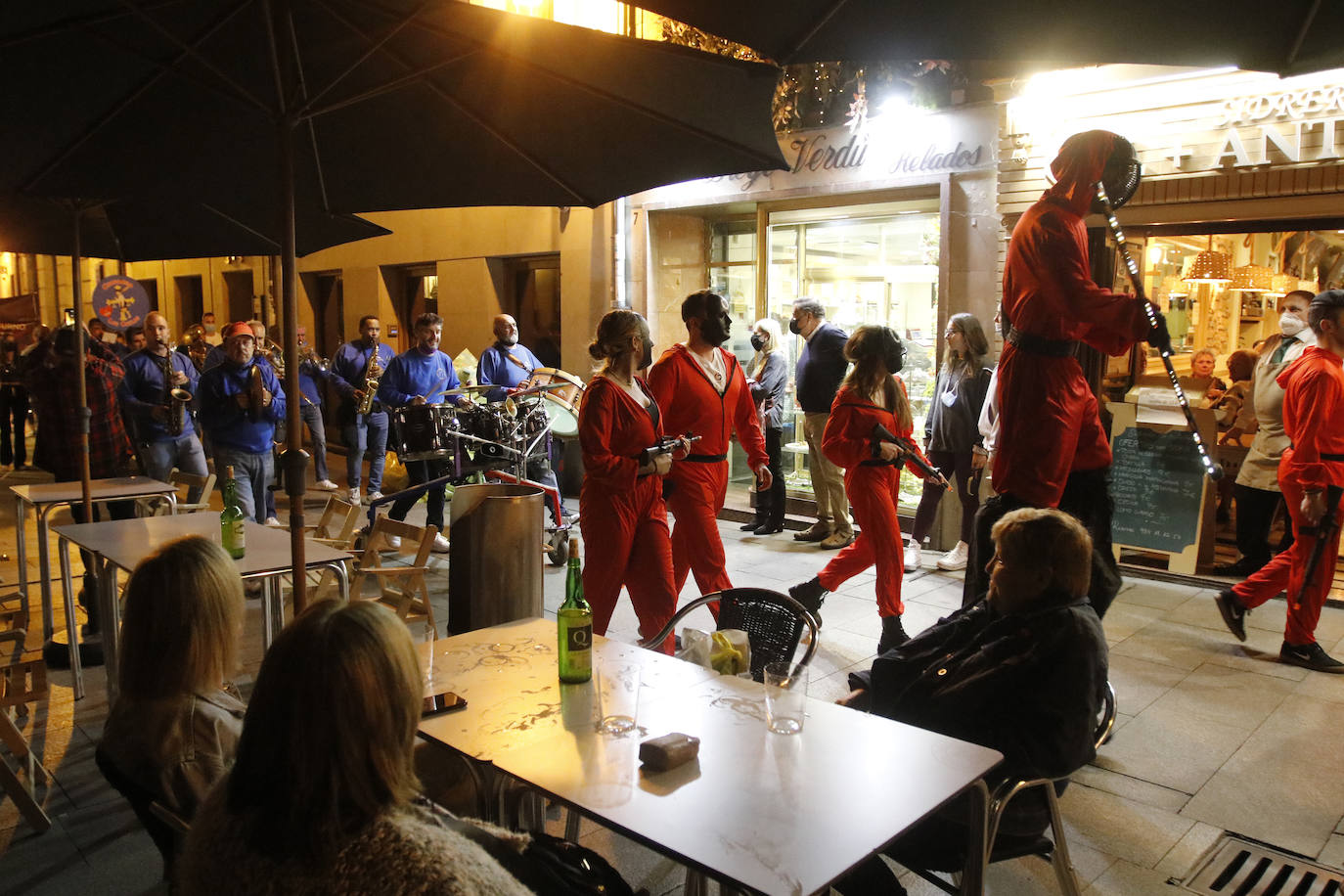Un bar de copas del casco histórico ovetense organiza un pasacalles para celebrar el regreso de la «normalidad» al sector más castigado