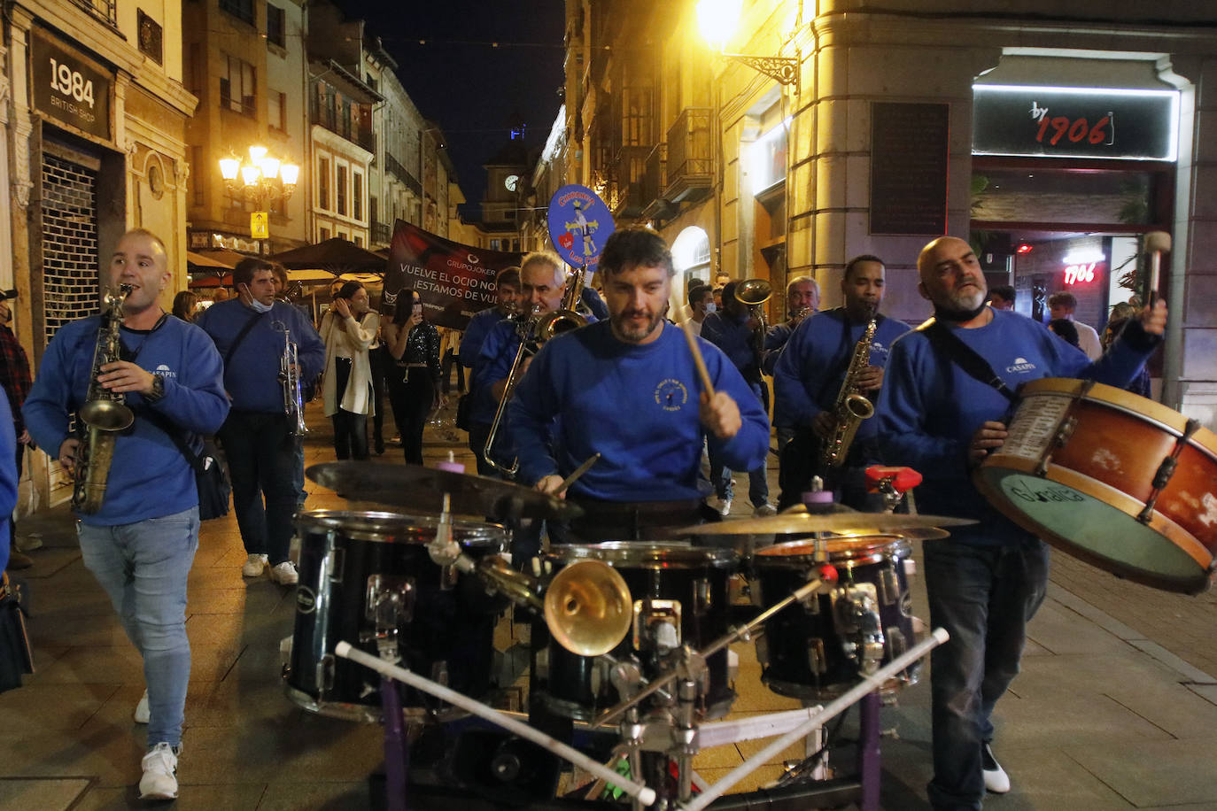 Un bar de copas del casco histórico ovetense organiza un pasacalles para celebrar el regreso de la «normalidad» al sector más castigado