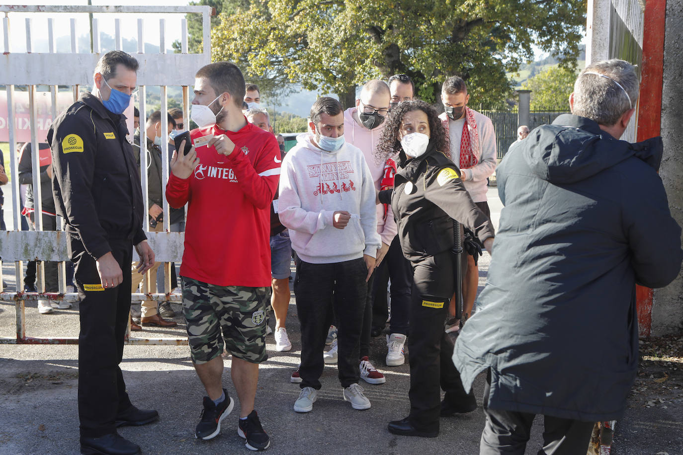 La afición se dio cita en la ciudad deportiva con la ilusión de «cambiar la tendencia» en los encuentros contra el eterno rival