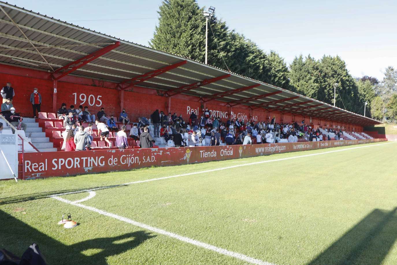 La afición se dio cita en la ciudad deportiva con la ilusión de «cambiar la tendencia» en los encuentros contra el eterno rival