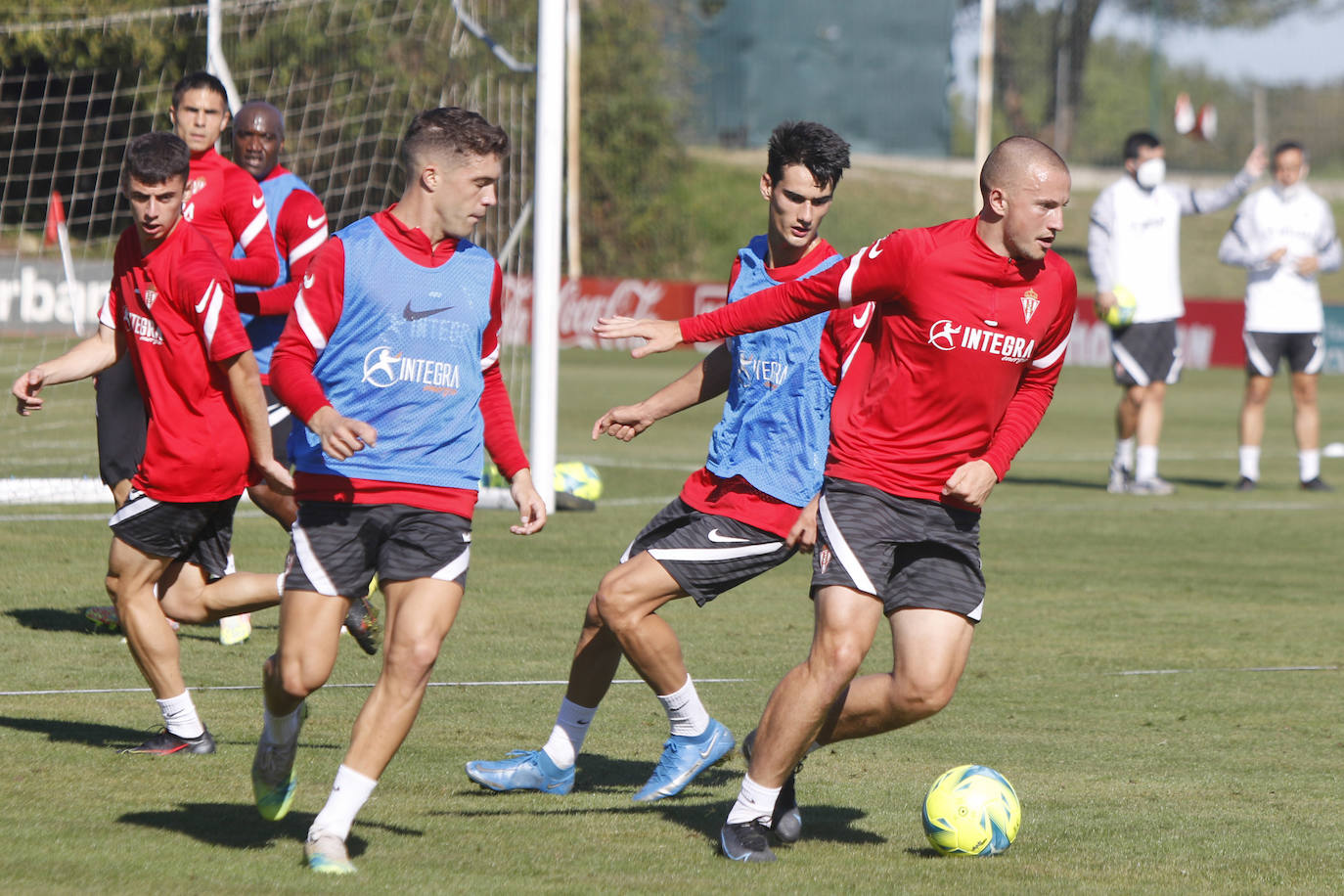 La afición se dio cita en la ciudad deportiva con la ilusión de «cambiar la tendencia» en los encuentros contra el eterno rival