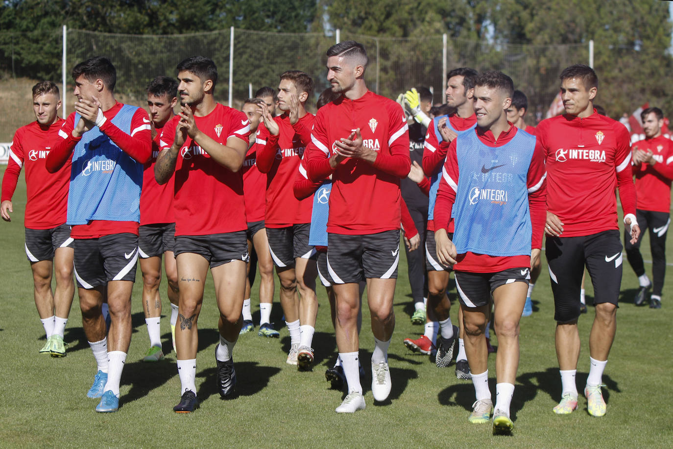 La afición se dio cita en la ciudad deportiva con la ilusión de «cambiar la tendencia» en los encuentros contra el eterno rival