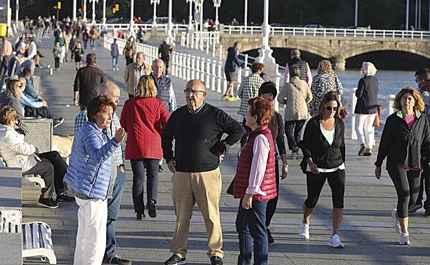 En la imagen, personas pasean en Gijón | En el vídeo, la comparecencia en la que Barbón anunció el fin de las restricciones en Asturias