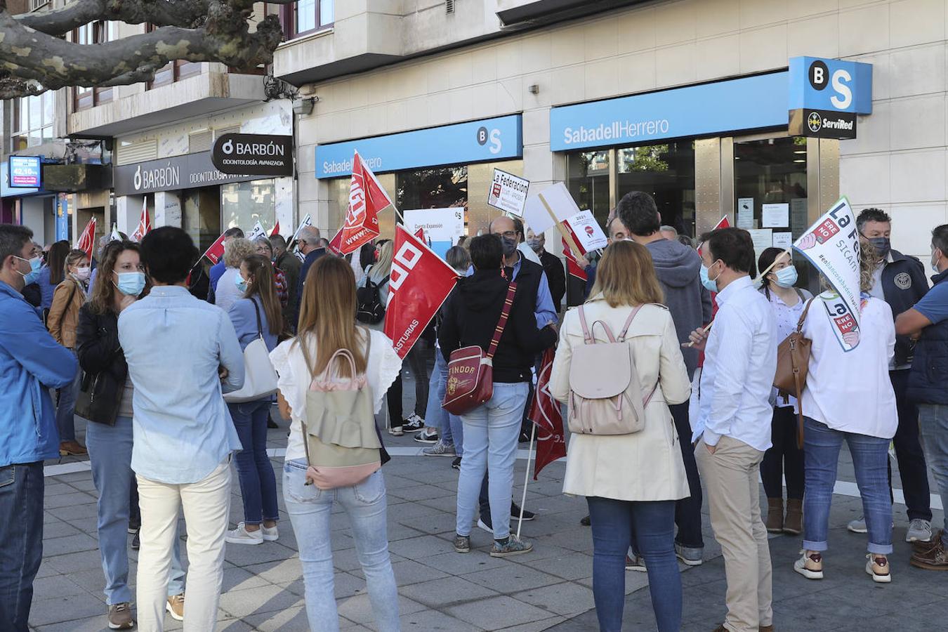 Los sindicatos UGT y CC OO han convocado este viernes una concentración ante las oficinas cerradas por la huelga convocada en Banco Sabadell en protesta por el Expediente de Regulación de Empleo (ERE) planteado por la dirección de la entidad. 