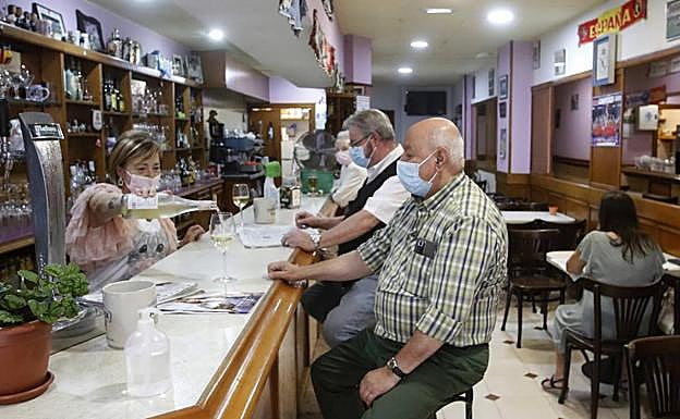 Barra del bar Tropical, en Gijón.