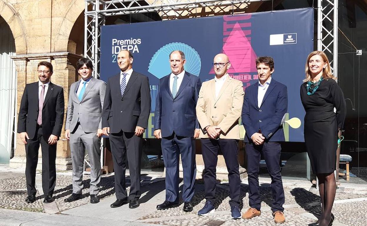 Eduardo Fernández, Borja Sánchez, junto con los premiados y la directora general del Idepa Eva Pando, durante la entrega de premios.