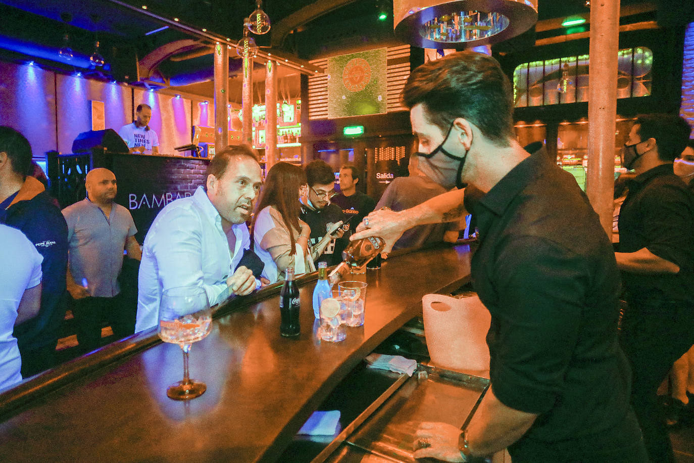 Los hosteleros deberán cuidar la ventilación de sus locales, medir la calidad del aire y velar porque los clientes usen las mascarillas