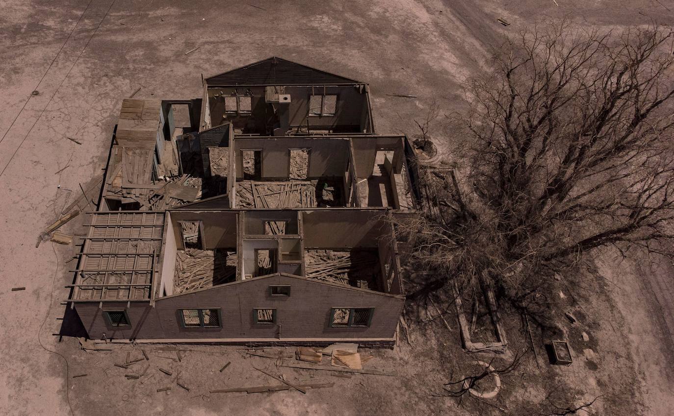 Pedro de Valdivia (Chile) fue construido en 1930 alrededor de una mina de salitre. Por aquel entonces, la boyante localidad albergaba un total de 14.000 personas. En 1996 fue abandonado y ahora se ha convertido en Monumento Histórico Nacional, no exento de un halo de misterio