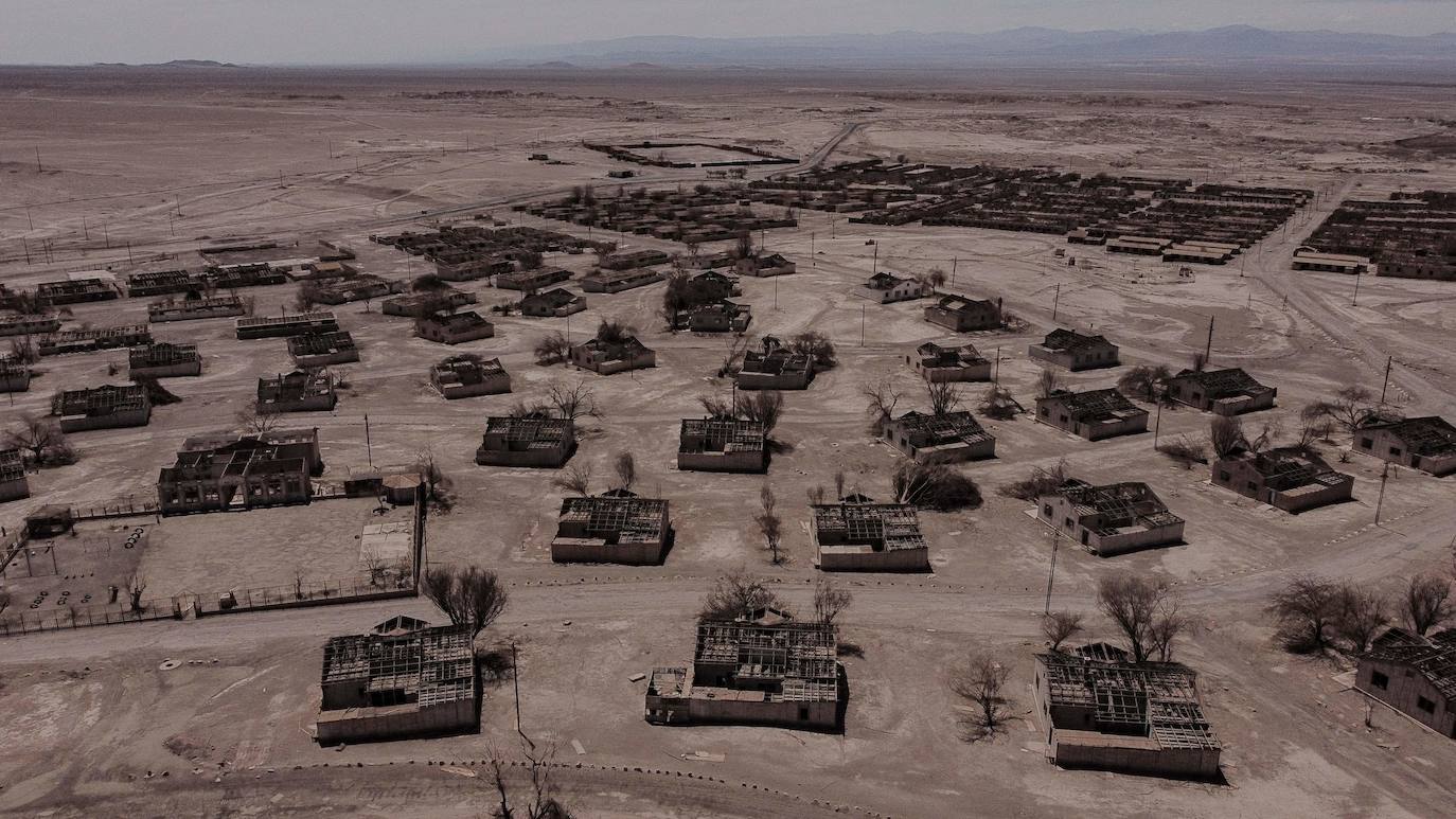 Pedro de Valdivia (Chile) fue construido en 1930 alrededor de una mina de salitre. Por aquel entonces, la boyante localidad albergaba un total de 14.000 personas. En 1996 fue abandonado y ahora se ha convertido en Monumento Histórico Nacional, no exento de un halo de misterio