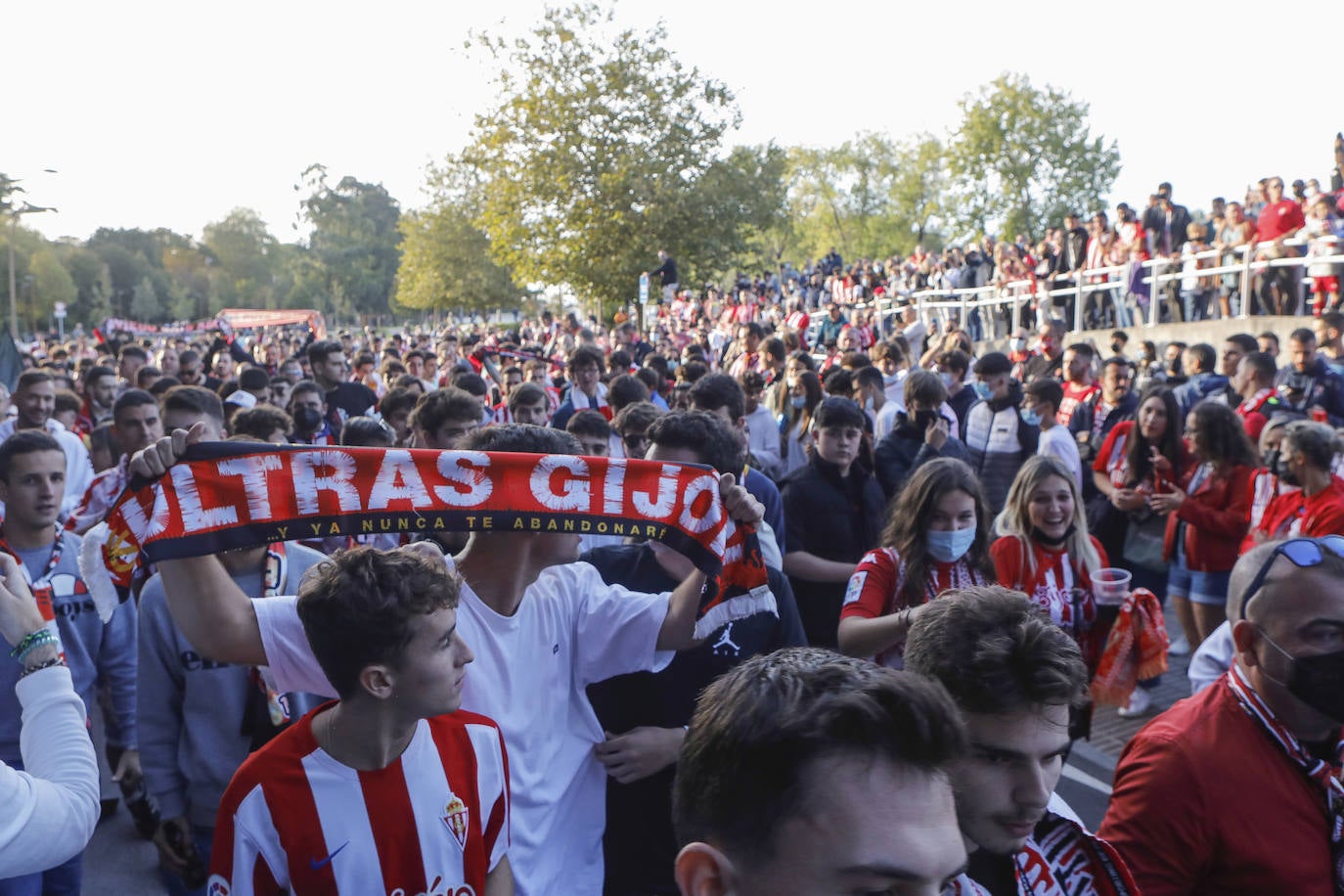 Fotos: El derbi asturiano vivido desde Gijón