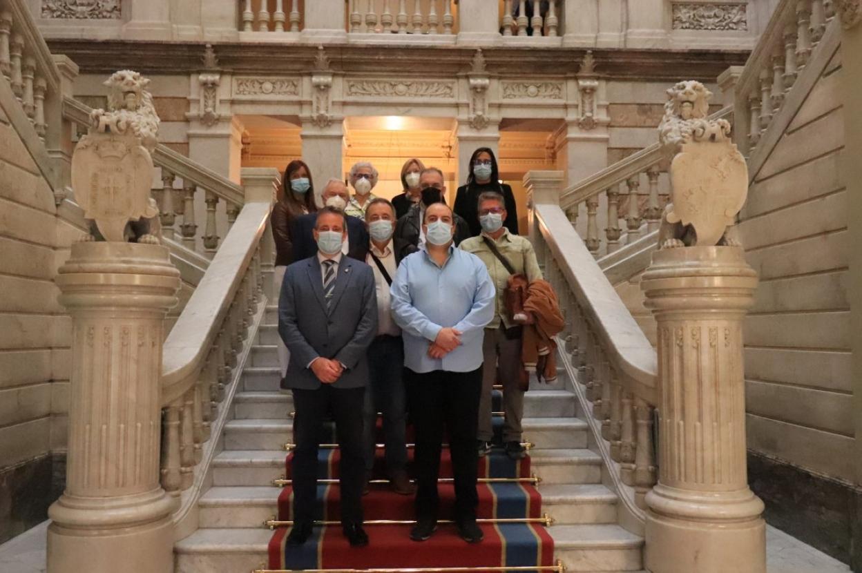 El presidente de la Junta posa junto a los miembros de Afesa. 