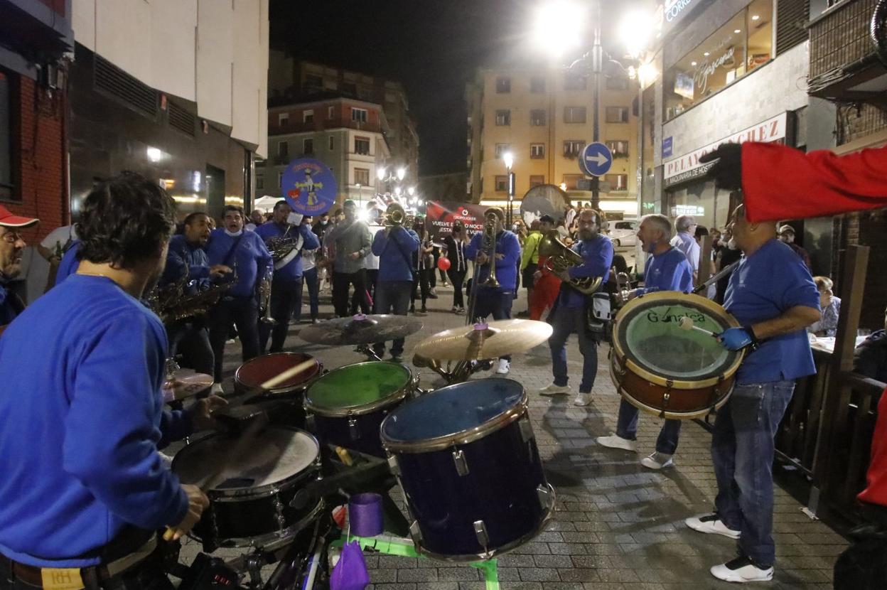 La charanga 'Pepe el Chelo' ofrece un pasacalles en Oviedo en la principal zona de ocio nocturno. 