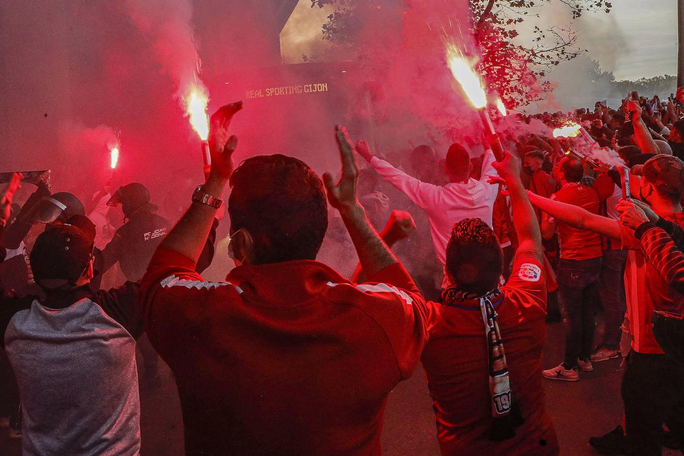 Fotos: El derbi asturiano vivido desde Gijón
