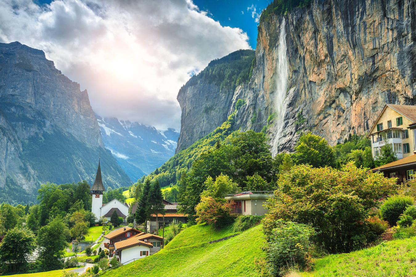 Lauterbrunnen (Suiza): Visitar Lauterbrunnen, implica acercarse a uno de los pueblos más bonitos de Suiza y también descubrir los Alpes suizos, sus encantos, la belleza natural de su entorno y la magia de este valle. Un pueblo encajado entre los valles más impresionantes de los Alpes, entre imponentes paredes de roca y altas cumbres y ubicado dentro de un entorno con más de 60 cataratas y praderas alpinas. Un pueblo de montaña repleto de casas de madera y casi de cuento.