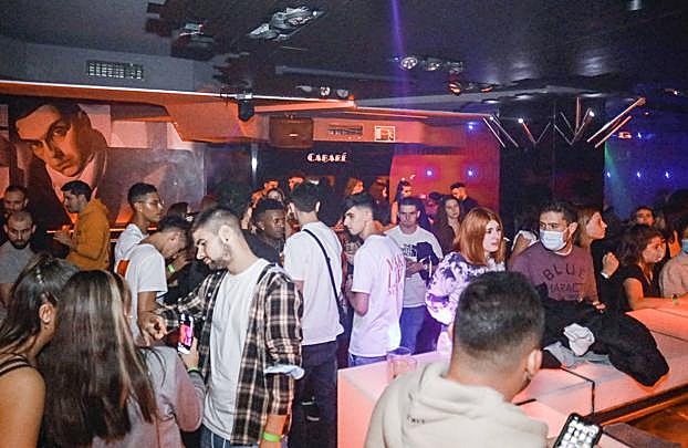 Jóvenes disfrutando esta pasada noche de la apertura de las pistas de baile en las discotecas