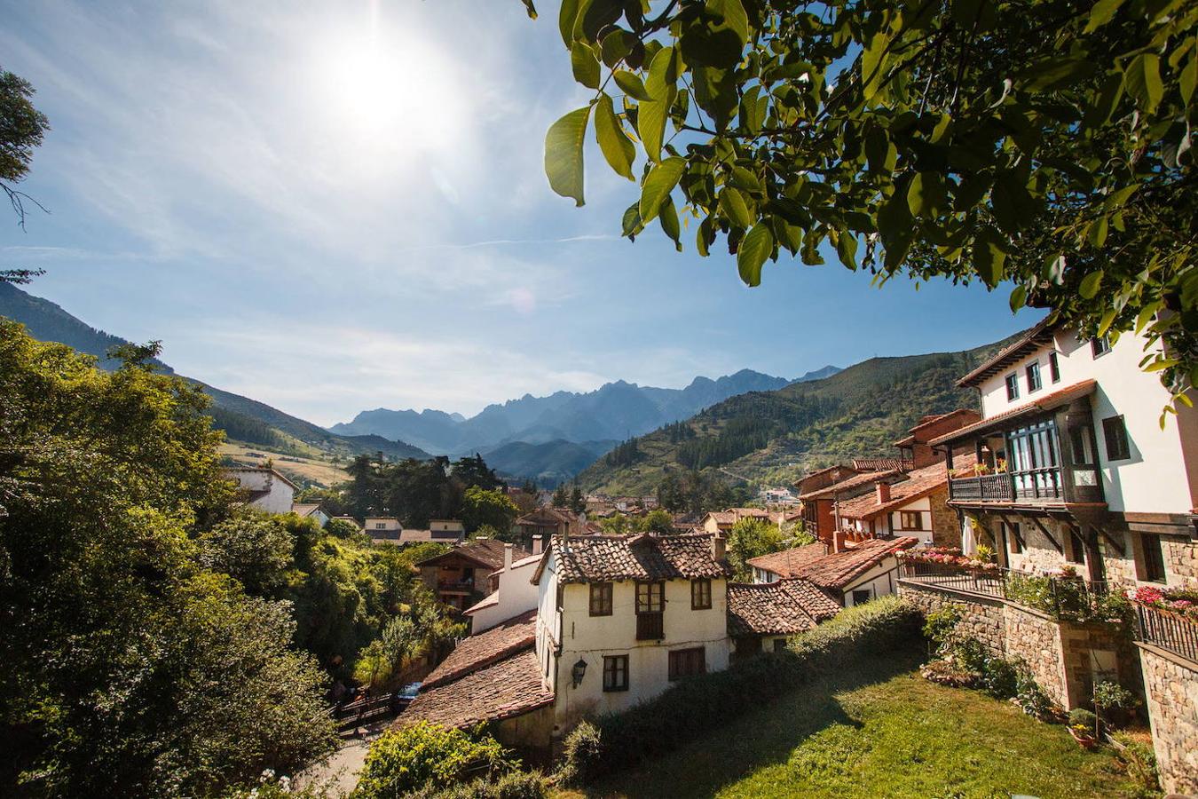 Potes (Cantabria): Callejear por sus calles empedradas, disfrutar de su ambiente, de su gastronomía, de sus puentes, torres y caserones y por supuesto de su espectacular paisaje de montañas y naturaleza, es algo obligado en Potes. Un pueblo cántabro con un encanto especial y un punto de partida ideal para adentrarte en el Valle de Liébana y en Picos de Europa. Cerca de él, encontrarás el mayor desfiladero en longitud de toda España, el Desfiladero de la Hermida, otra parada obligada en tu visita.