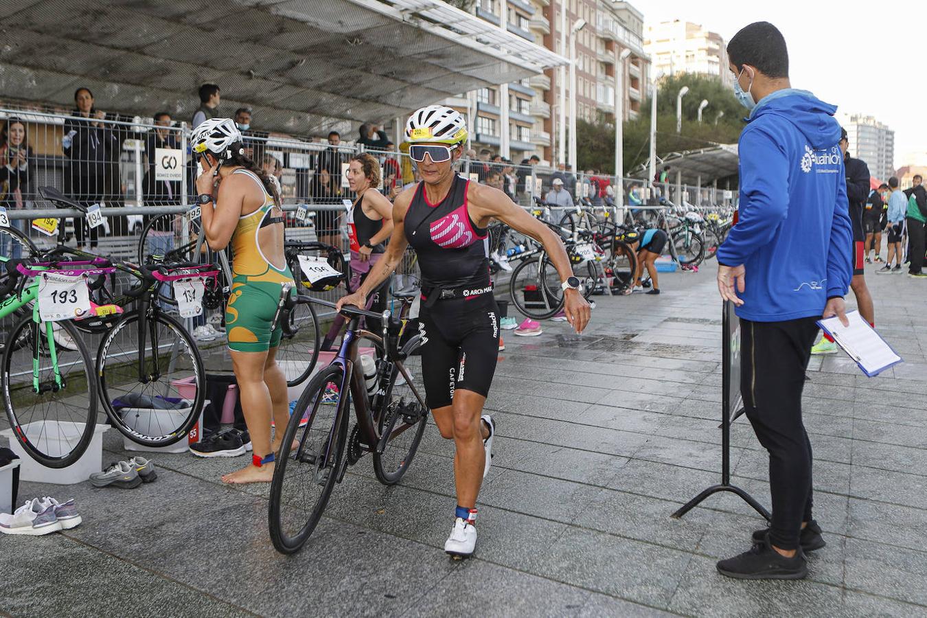 Fotos: Más de 600 atletas en elTriatlón Ciudad de Gijón