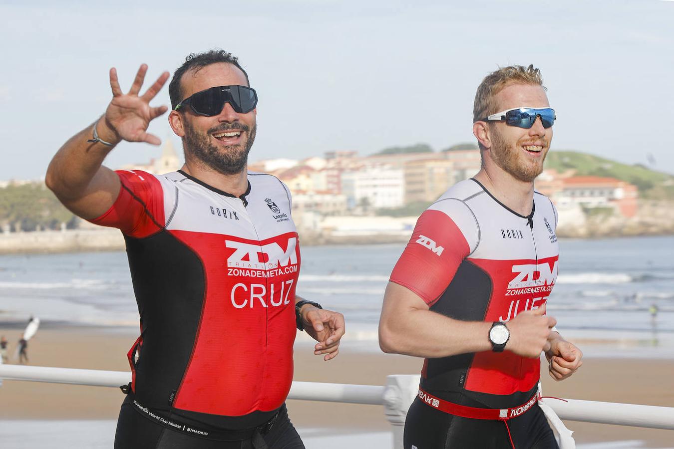 Fotos: Más de 600 atletas en elTriatlón Ciudad de Gijón