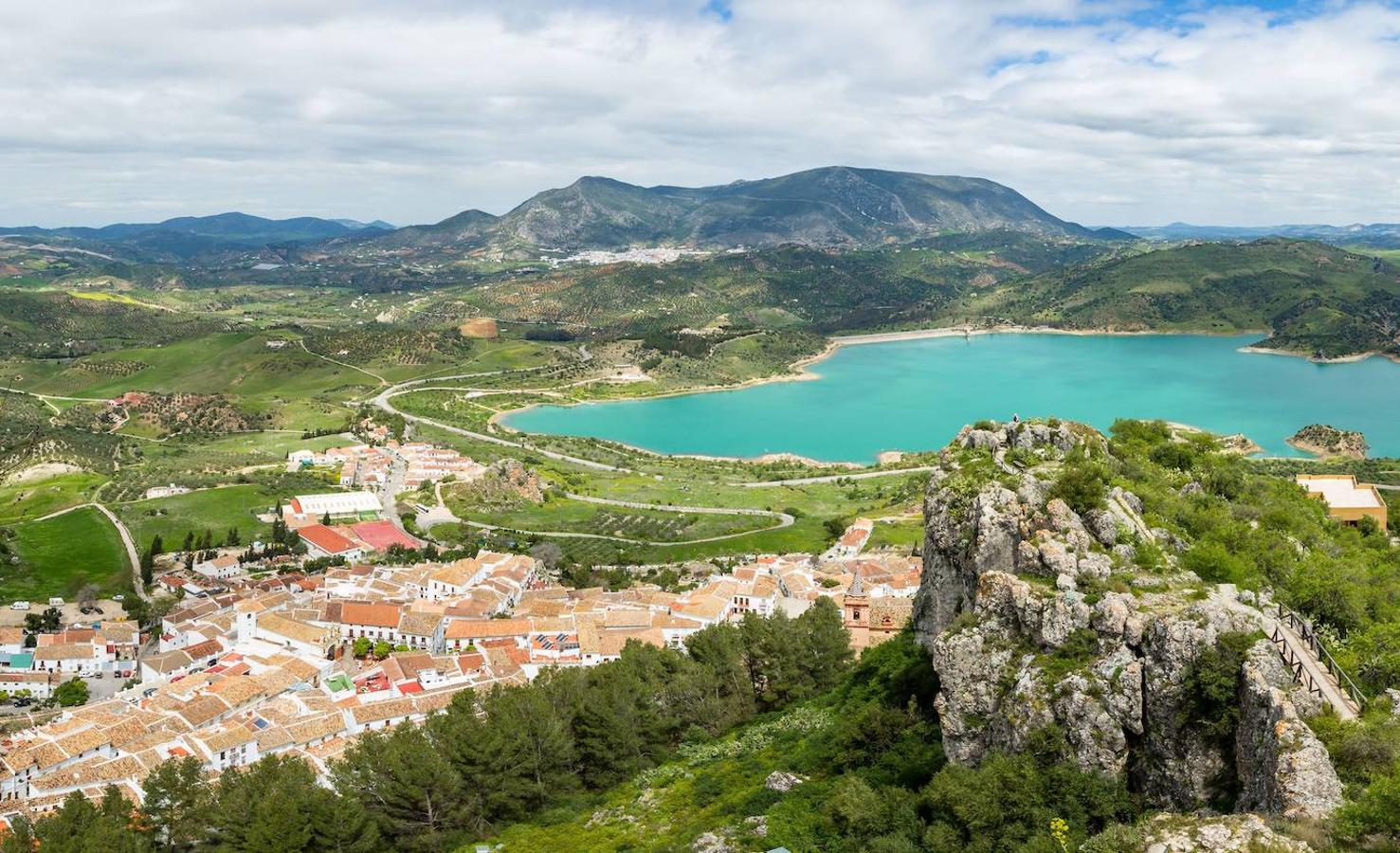 Zahara de la Sierra (Cádiz): Este pueblo de montaña perteneciente a la ruta de los pueblos blancos de Cádiz, es otra de esas paradas obligatorias en nuestro país. Un rincón que encontrarás sobre la falda de la sierra del Jaral y que a la vez se ubica sobre el embalse de Zahara-El Gastor y en pleno Parque Natural de la Sierra de Grazalema. Un pueblo gaditano lleno de encanto y de empedradas y empinadas callejuelas silenciosas, repletas de patios con flores y miradores con las mejores panorámicas a su entorno de naturaleza.